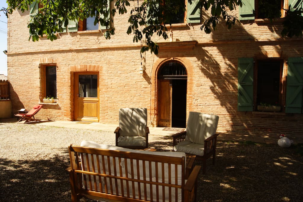 Sous le marronnier, le salon de jardin