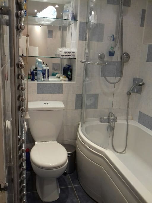 Larger-than-usual bath-tub with pressure shower