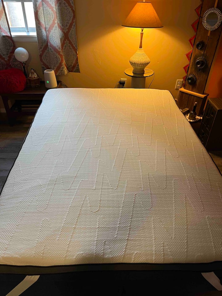 Un surmatelas ultra moelleux trouvé dans le placard de la chambre permet de rendre ce lit plus confortable.