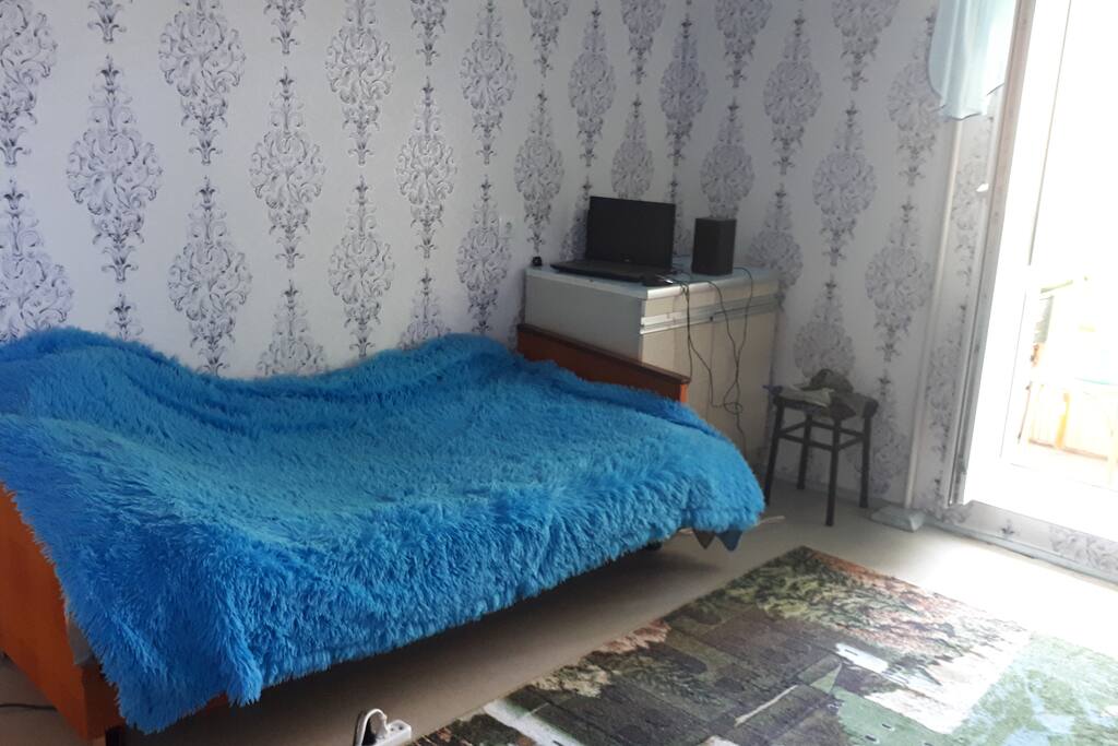 Первая кровать.