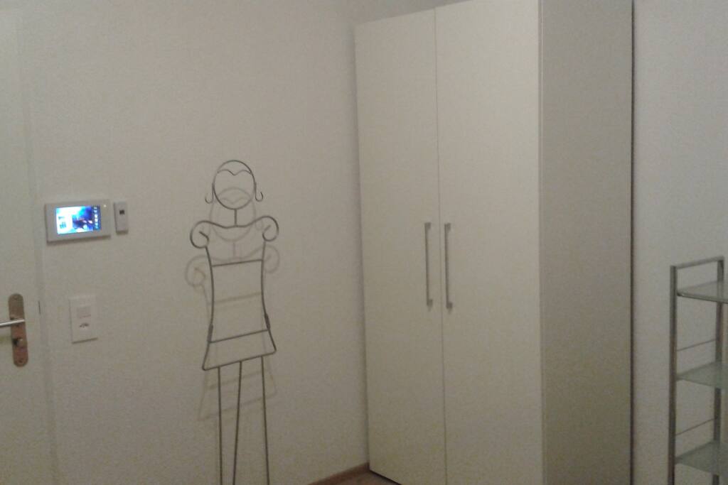Eingangstüre mit Gegensprechanlage und Garderobe