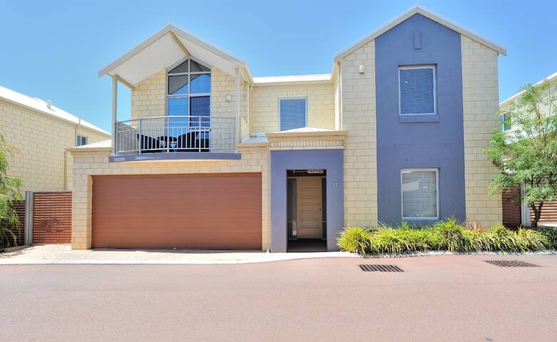 Mandurah Town house 5 min.walk to foreshore gallery image 2