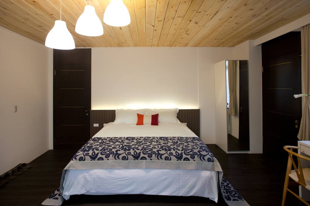 Main Bedroom
加大的双人床