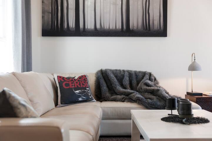 Stylish home with outdoor hot tub close to Hobart gallery image 2