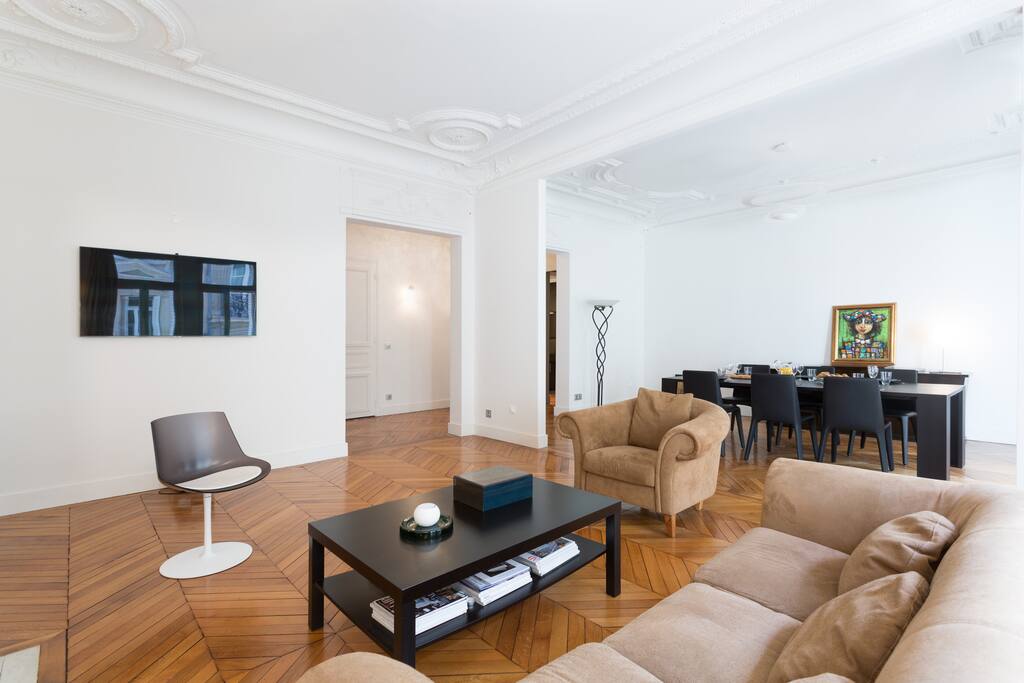 The double living room is perfect to take a short drink or dine