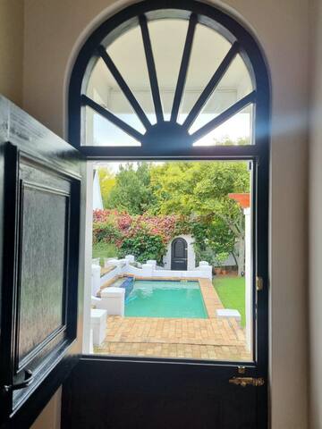 Kirstenbosch Retreat with Pool & Braai Area gallery image 5