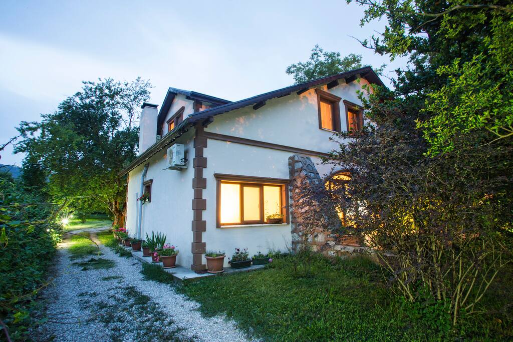öyküm villa
ön cephe
araç giriş yolu
bahçe