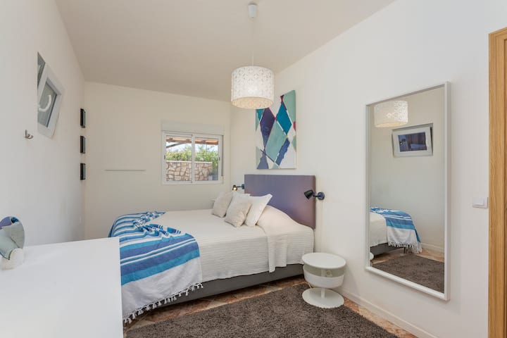 غرفة النوم الرئيسية الحديثة