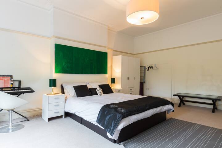 Massive sunny room with ensuite close to tube/bus