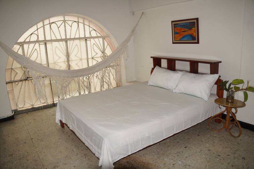 Alcoba con Cama doble y ventana al exterior