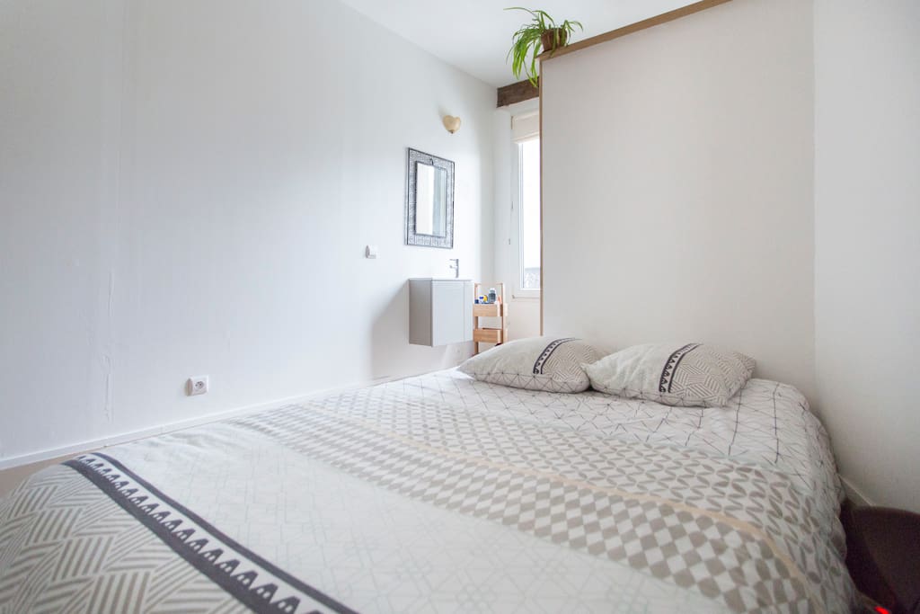 Bright bedroom with view on Sacré Coeur !
