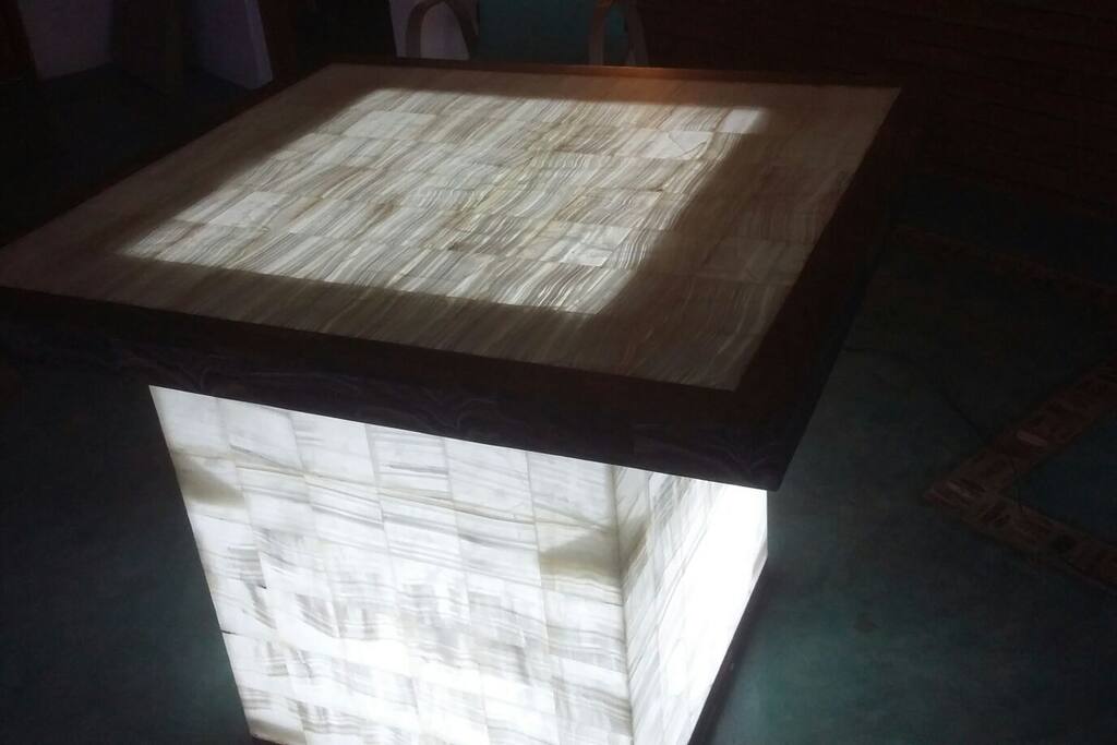 Mesa luminosa en onix