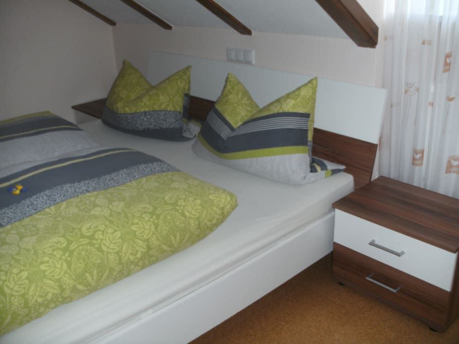 1. Schlafzimmer mit Bett 180 x 200 m