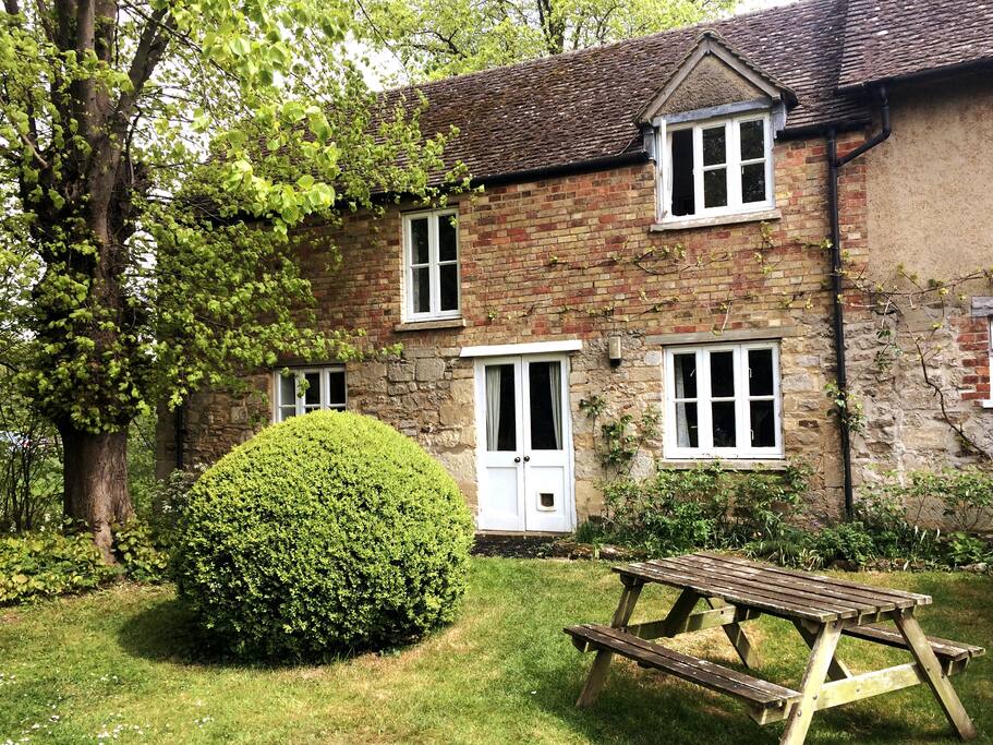 Idyllic country cottage, close to central Oxford Cottages for Rent in