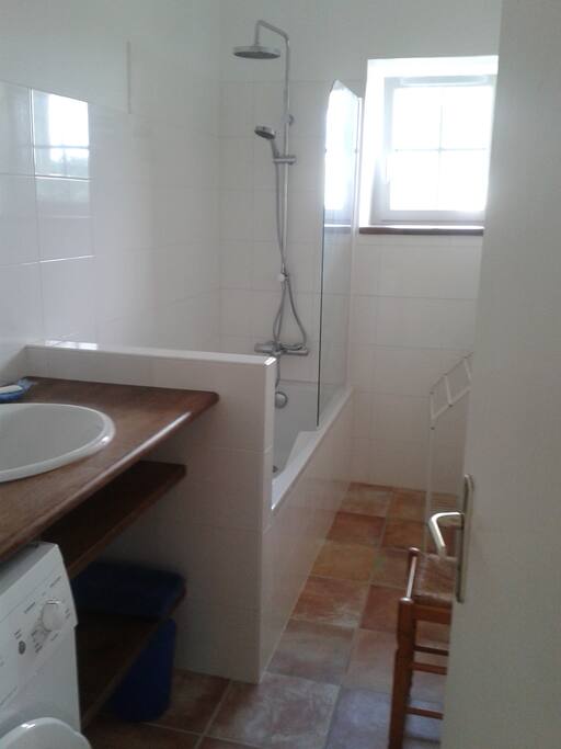 Baignoire et douche. WC séparés.