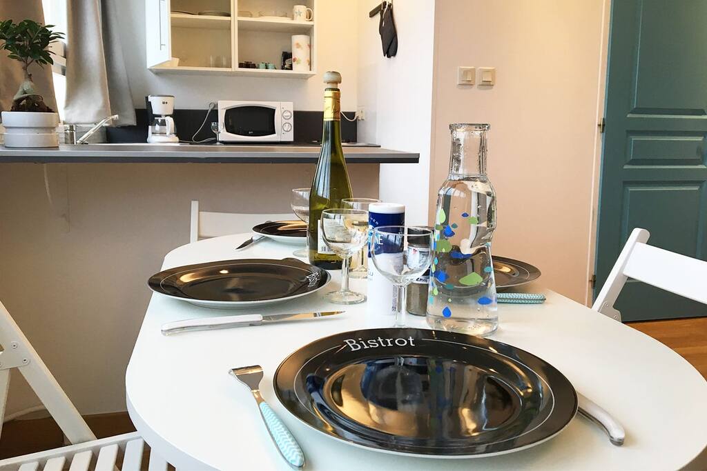 En 2 mouvements, vous dépliez la table et vous pouvez vous installer à 4 pour un bon repas.