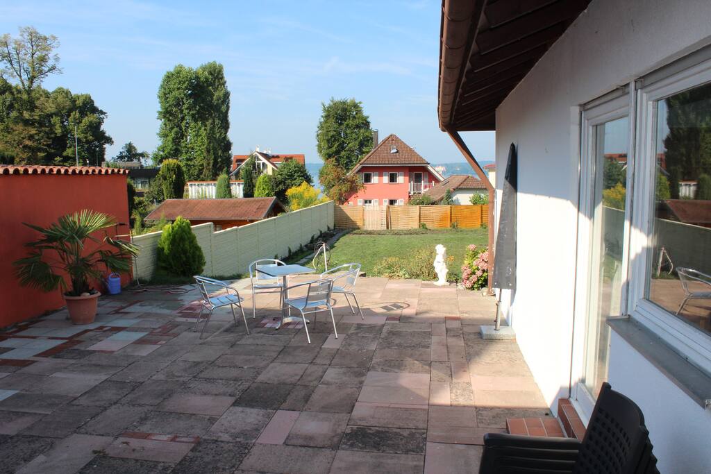 Blick vom Wohnzimmer auf die Terrasse