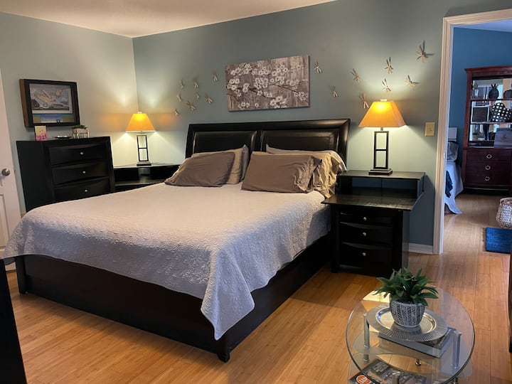 Dhoma e madhe e gjumit "KING" është e pajisur në mënyrë luksoze me një televizor me ekran të sheshtë 56 inç, ventilator, grila dhe perde për rehatinë tënde.  Një hapësirë e rehatshme për t 'u ulur në dhomën e gjumit e kompleton hapësirën. 