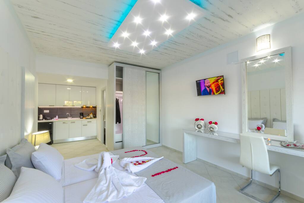 Ftelia Luxury Studios - 'Quattro' (studio 1/2) - built 2017