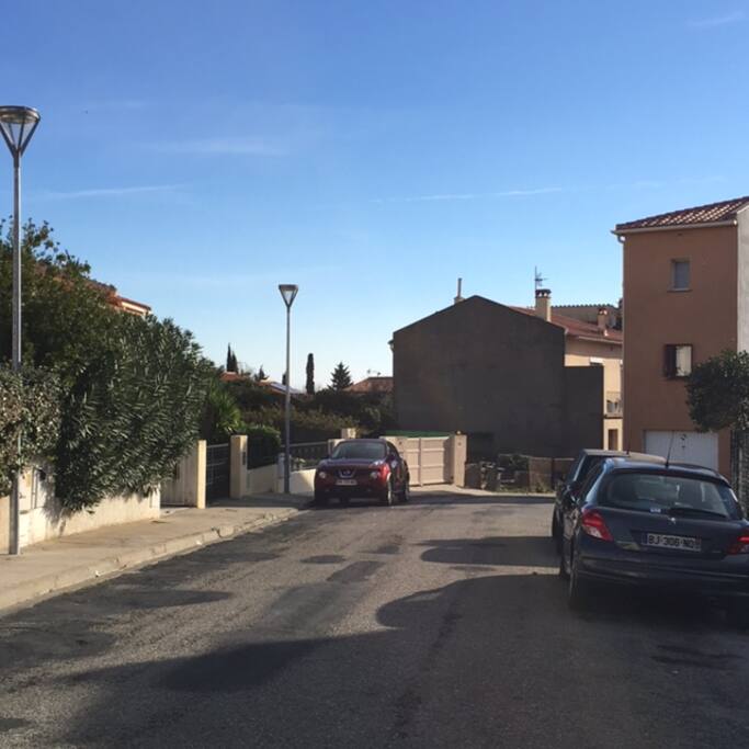 Une rue calme en bordure de la vieille ville ... à deux pas des commerces et de la place du marché