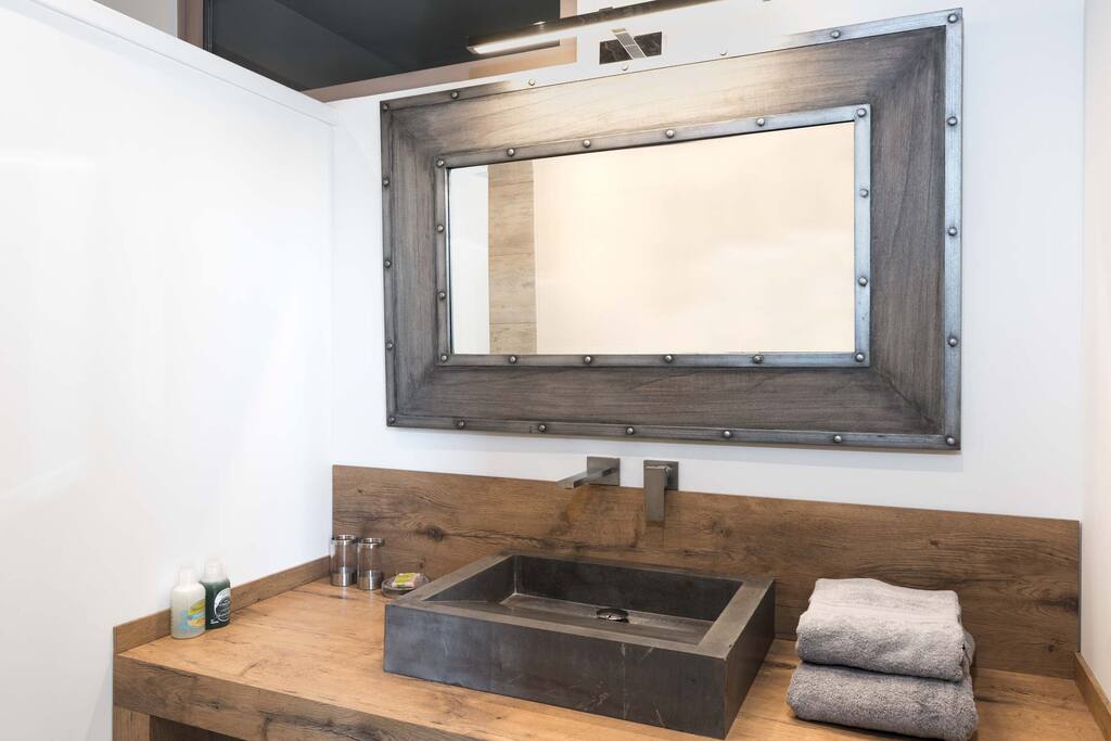 Salle de bain avec douche chambre indigo