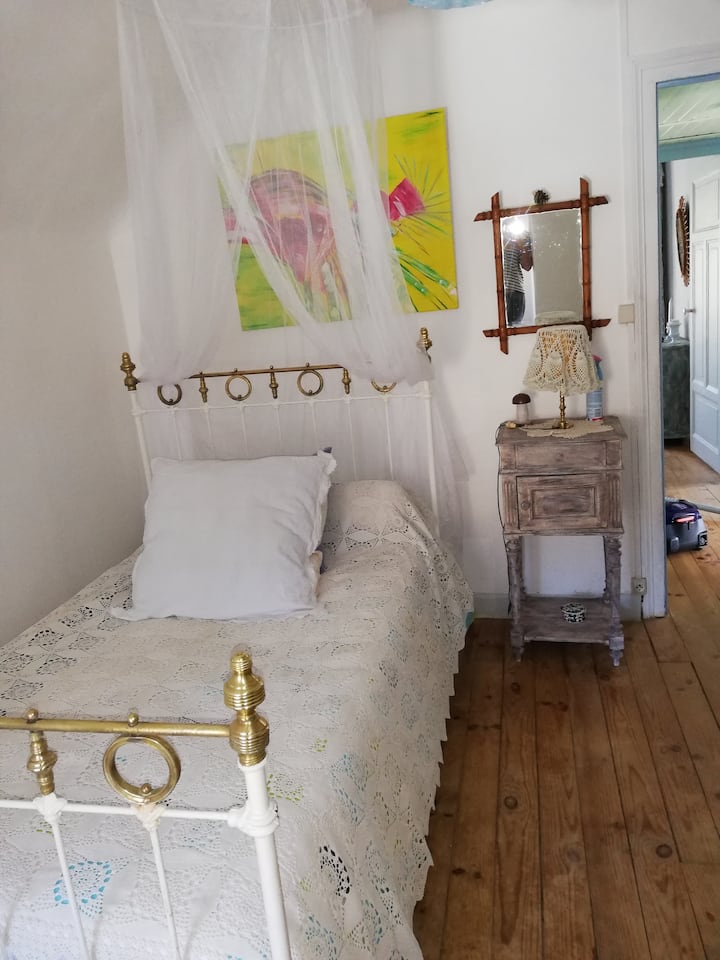 120 útulných encien lôžok a veľký šatník na prenájom. 