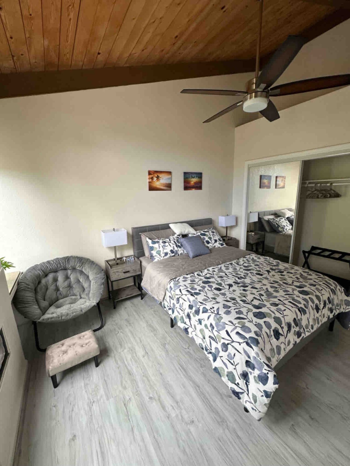 חדר שינה ראשון, ארון עם מתלה למזוודות.