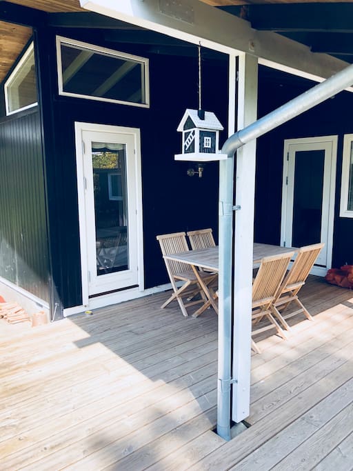 Træterrasse med havemøbler