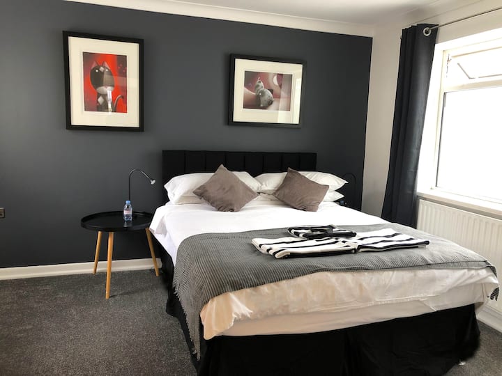 POOLE HARBOUR VIEWS. ONE-BED FULLY FURNISHED APMNT