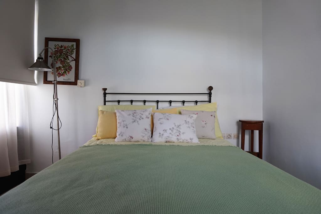 The double bed of the studio.