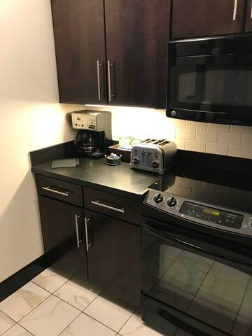 SPACIOUS 2 Bedroom Presidential Suite! gallery image 3