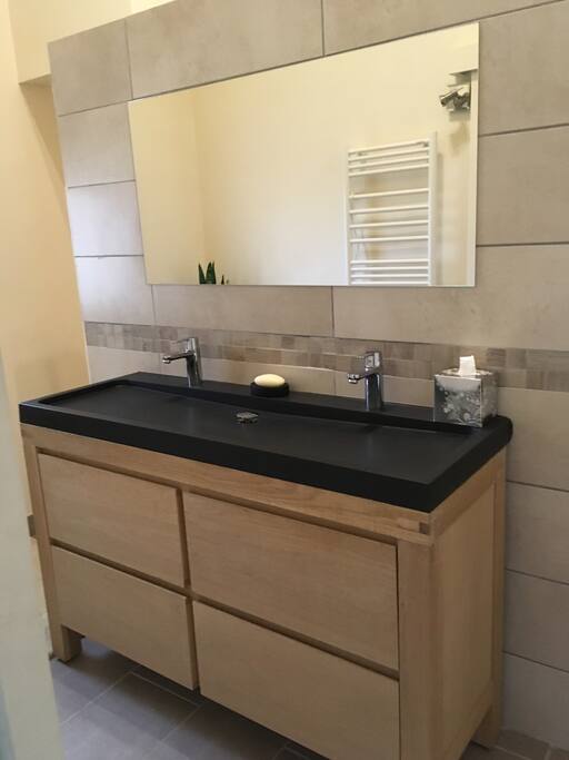 Double vasque avec possibilité de rangement, linge de bain sur demande