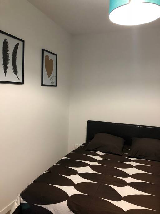 Chambre avec lit en 140x190 et dressing