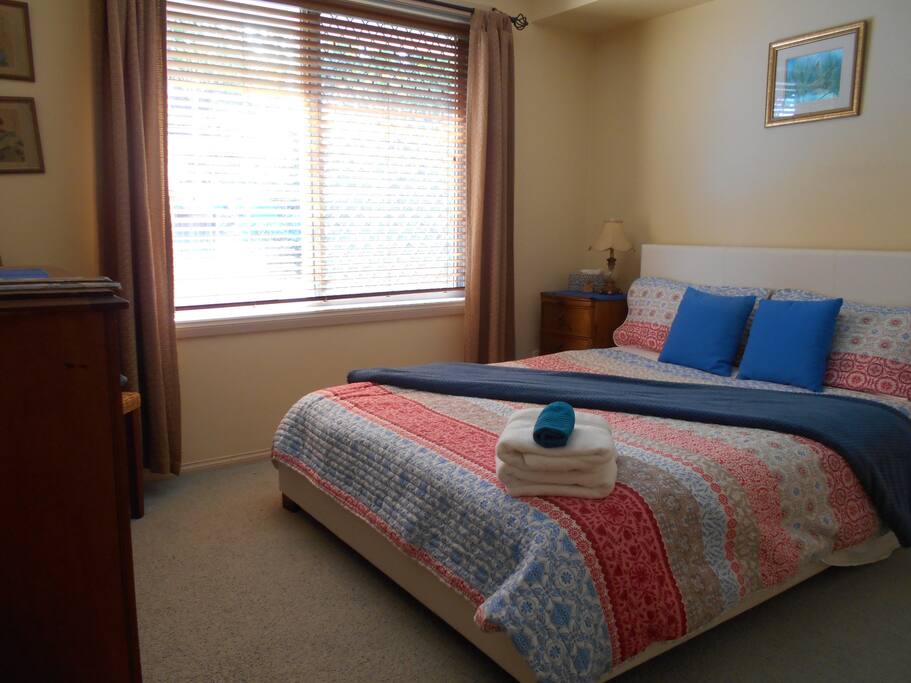 Queen pool view room