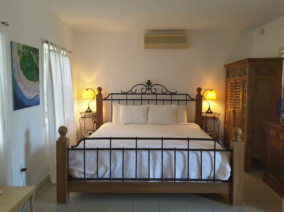 Studio with king bed and A/C