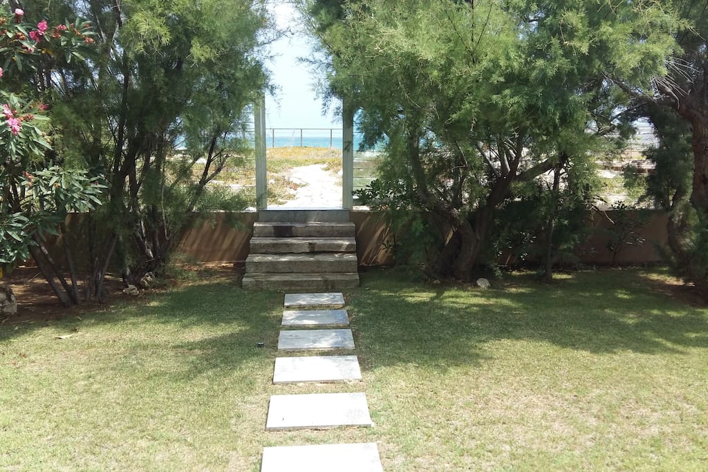 Acceso jardin a sendero playa