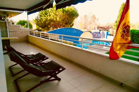 Double bedroom with breakfast in beautiful flat!