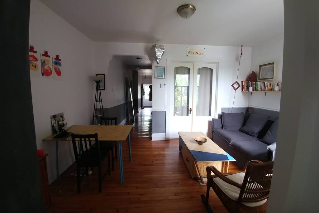 Le salon avec votre porte de chambre fermé
The living room with your bedroom door closed