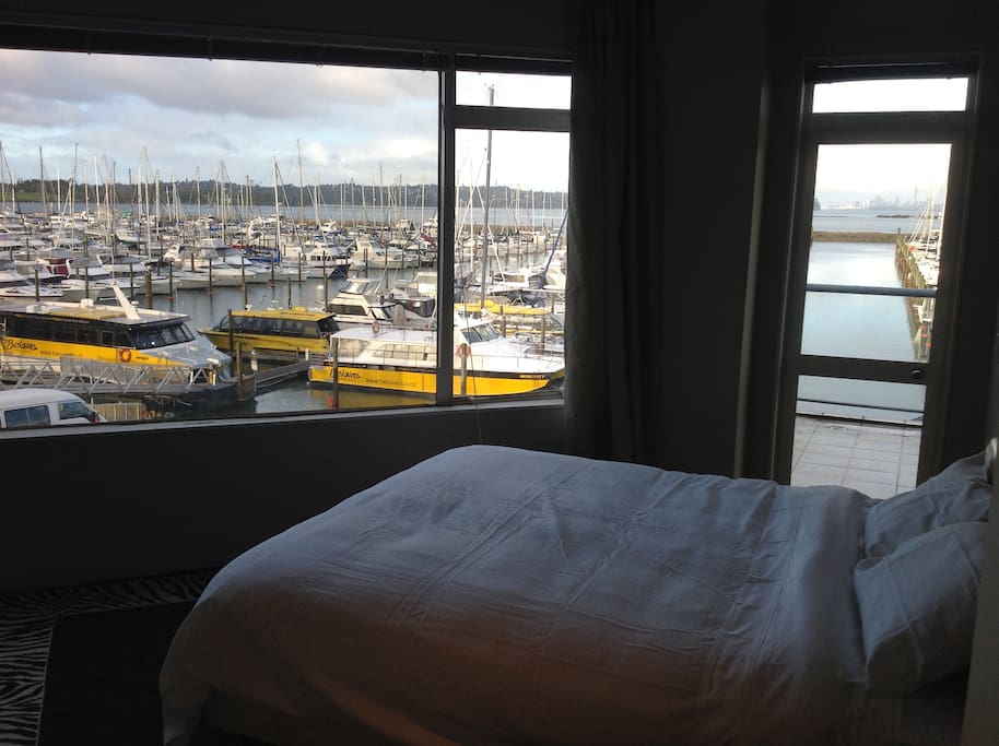 Water Ferry's on doorstep with 20 minute rides to Viaduct Downtown