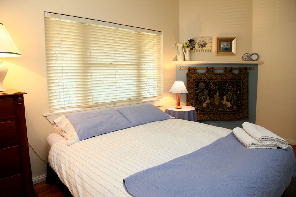 Bedroom 1: Queen size bed