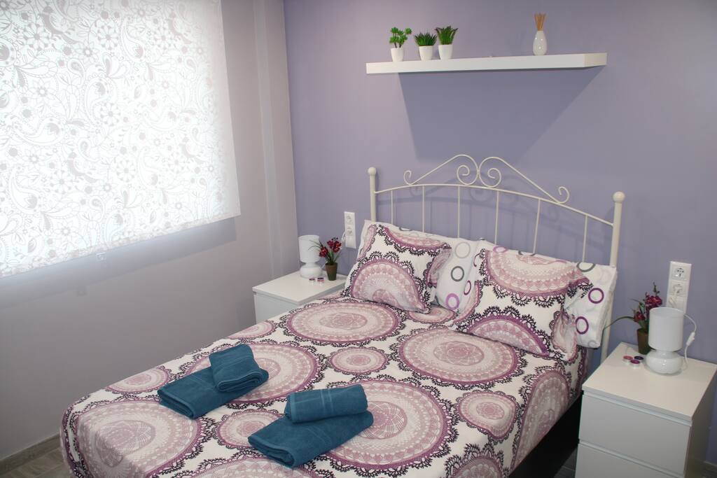 Dormitorio principal con una estupendísima cama y un gran vestidor