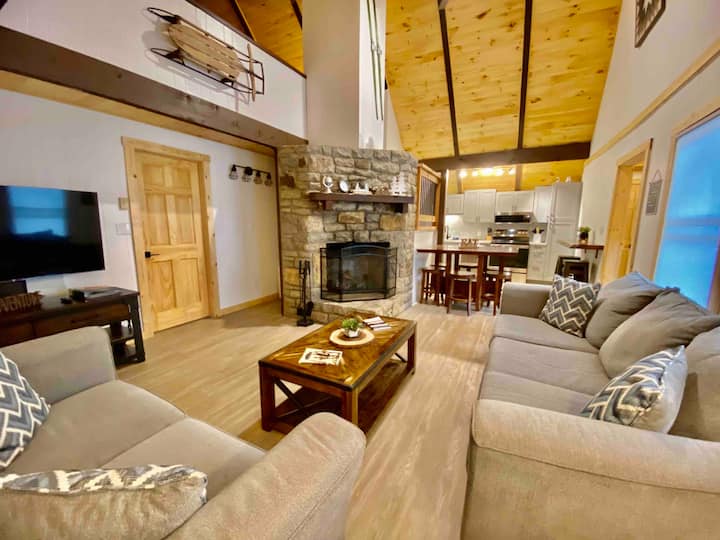Cozy A-frame Cabin 3bd/2bath, 6 Minutes To Skiing! - Beech Mountain