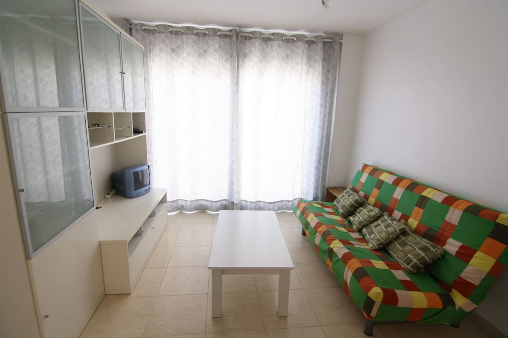 salón con sofá cama muy iluminado durante todo el dia.