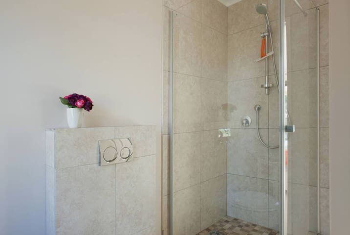 Beautiful holiday house in West Beach gallery image 4