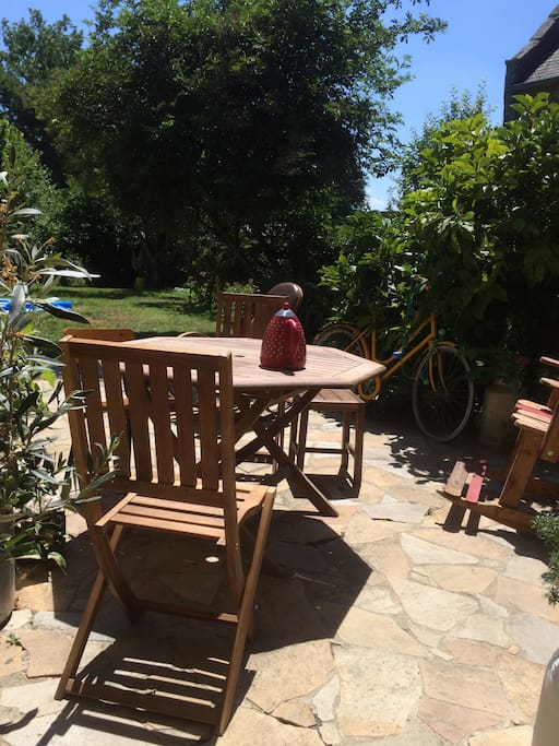 Petite terrasse et jardin exposés sud. Verdoyant sans vis à vis. Rivière au fond du jardin.