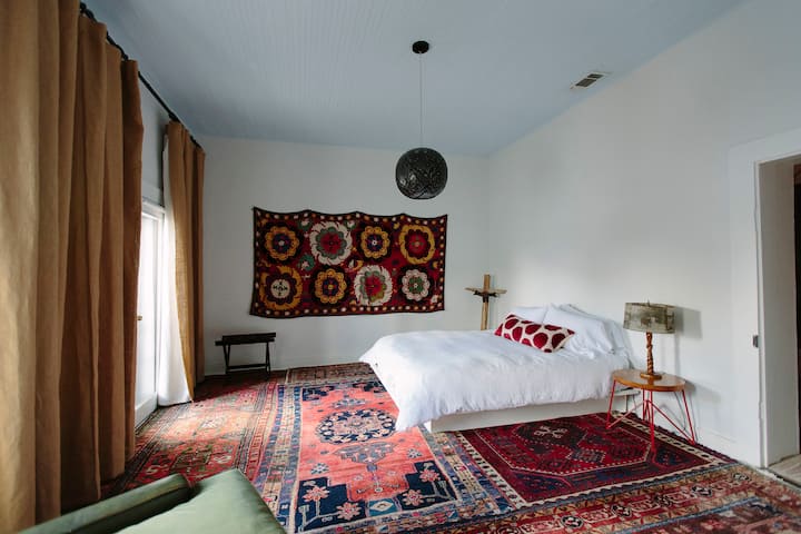 ห้องพรม.... หนึ่งในสองห้องนอนในบ้านแห่งความรัก