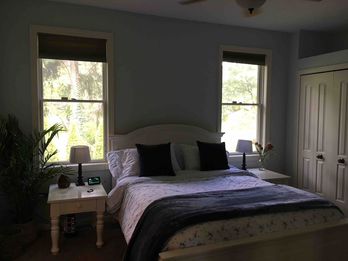 Il y a un lit queen confortable