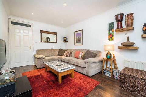 Clean central home 2 mins metro