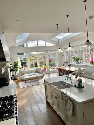 Bright and airy, luxurious family home. gallery image 2