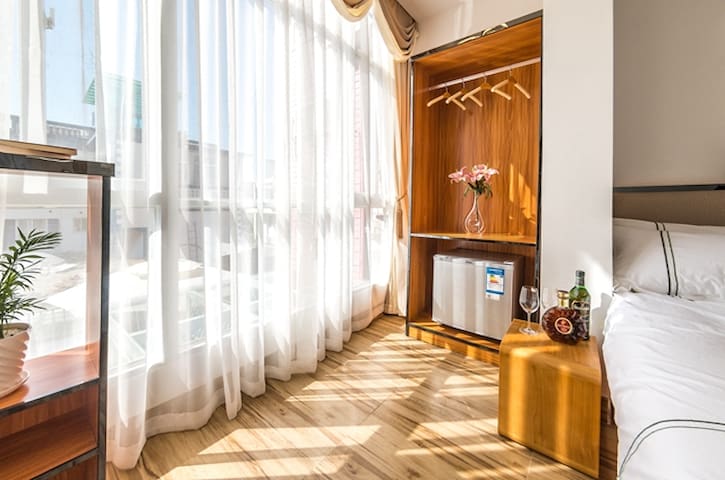 厦门特大优惠、曾厝垵日光浴房，全部房源特价促销，点我头像查看更多房源，位于曾厝垵临近厦门大学鼓浪屿